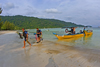 Perhentian Island, Terengganu, Malaysia: Flora Bay - yellow dive boat and divers leaving - photo by S.Egeberg