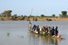 Djenn, Mopti Region, Mali: crowded local 'ferry' across the Bani river on market day - canoe - photo by J.Pemberton