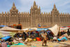 Djenn, Mopti Region, Mali: general scene of monday market in front of the three minarets of the Great Mosque of Djenn - the world's largest mud building - Sudano-Sahelian architectural style - photo by J.Pemberton