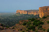 Bandiagara Escarpment, Dogon country, Mopti region, Mali: view of the escarpment from Banimoto - long sandstone cliff - Falaise du Bandiagara - photo by J.Pemberton
