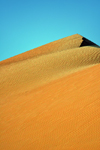 Nouakchott, Mauritania: crest of a sand dune of the Sahara desert - photo by M.Torres