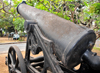 Dzaoudzi, Petite-Terre, Mayotte: artillery - old French naval gun - photo by M.Torres