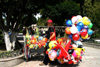 Mexico - Dolores Hidalgo (Guanajuato): balloon seller in a park / jardin (photo by R.Ziff)