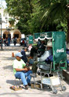 Mexico - Dolores Hidalgo (Guanajuato): shoeshine men (photo by R.Ziff)