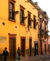 Mexico - San Miguel de Allende (Guanajuato): Calle Cuadrante 34 - colonial architecture (photo by R.Ziff)