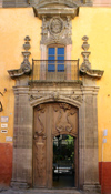 Mexico - San Miguel de Allende (Guanajuato):  doors of Calle Correo 25 (photo by R.Ziff)