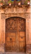 Mexico - San Miguel de Allende (Guanajuato): doors of Cuadrante 36 (photo by R.Ziff)