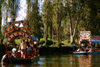 Xochimilco, DF: families enjoy the typical boats, the chalupas - photo by Y.Baby