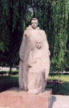 Moldova / Moldavia - Cimislia: sadness - Soviet statue - photo by M.Torres