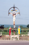 Moldova / Moldavia - Peresecina: roadside crucifix - photo by M.Torres