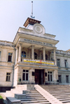 Chisinau / Kishinev, Moldova: National History Museum / Muzeul National de Istorie - Str 31 August 1989 - architects Simsko-Savoiski and H. Lonski - photo by M.Torres)