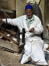 Morocco / Maroc - Fez: old craftsman with a spinning wheel - photo by J.Kaman