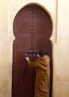 Morocco / Maroc - Fez: closing the door - photo by J.Kaman