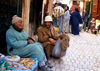 Morocco / Maroc - Fez: chatting on the street - photo by J.Kaman