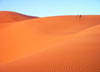 Morocco / Maroc - Erg Chebbi: dunes of the Sahara desert - dots in the emptiness - photo by J.Kaman