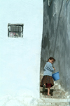 Morocco / Maroc - Chechaouen: getting water - Berber girl with bucket - stairs - Medina - Rif - photo by J.Banks