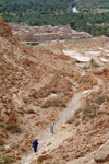 Morocco / Maroc - outside Tinerhir: oasis - Wadi Todra - down the slope - photo by J.Banks