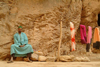 Morocco / Maroc - Todra gorge: selling sarongs - photo by J.Banks