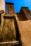 Morocco - Skoura: modest door on a towering facade- photo by M.Ricci