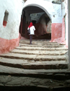 Morocco / Maroc / Titawin - Ttouan: girl in the Medina - arch and stairs - Unesco world heritage - photo by J.Banks