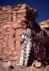 Morocco / Maroc - Benhaddou: girl in the kasbah - photo by F.Rigaud