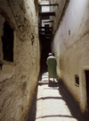 Morocco / Maroc - Fez / FEZ: lonely man in an alley - Medina of Fez - Unesco world heritage site - photo by M.Zaraska