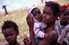 Ilha de Moambique / Mozambique island: young mother with her baby / jovem me com o seu bb - photo by F.Rigaud