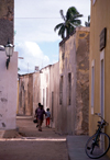 Ilha de Moambique / Mozambique island, Nampula Province: alley in Stone Town - old faades and idle bike / rua estreita - cidade de pedra - photo by F.Rigaud