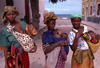 Ilha de Moambique / Mozambique island: 3 mothers with 3 babies - stone town / trs mes e trs bbs - photo by F.Rigaud