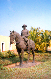 Mozambique / Moambique - Maputo / Loureno Marques: equestrian statue of Mouzinho de Albuquerque, captor of Ngungunhane, king of Gaza / esttua equestre de Mouzinho de Albuquerque no Forte (rua de Timor Leste) - anteriormente colocada na Praa M. de Albuquerque actual praa da Independncia - photo by M.Torres