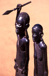 Mozambique / Moambique - Pemba: local art - Maconde warrior with spear and wife - wooden statues - figures / arte local - estatuetas de madeira - photo by F.Rigaud