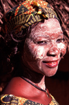 Mozambique / Moambique - Pemba: macua woman with musiro mask made from the Olax dissitiflora tree, knwon as ximbuti or msiro / mulher com mascara de musiro - msiro - ximbuti - photo by F.Rigaud
