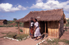 Mozambique / Moambique - Bazaruto island: cabana de aldeia / village hut (photo by Francisca Rigaud)