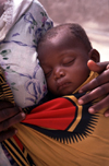 Ilha de Moambique / Mozambique island: baby sleeping / bb a dormir - photo by F.Rigaud