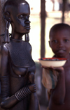 Pemba / Porto Amlia, Cabo Delgado, Mozambique / Moambique: large Maconde sculpture and kid with bowl / escultura maconde e rapaz com tigela - photo by F.Rigaud
