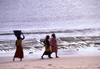 Pemba / Porto Amlia, Cabo Delgado, Mozambique / Moambique: women walk along the beach - Pemba bay - Indian ocean / mulheres caminhando ao longo da praia - photo by F.Rigaud
