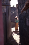 Mozambique island / Ilha de Moambique, Nampula province: woman in a very narrow alley / mulher numa viela muito estreita - photo by F.Rigaud