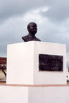 Xai-Xai / Vila Joo Belo / VJB: Eduardo Mondelane monument / busto de Eduardo Mondelane - Praa dos Heris - photo by M.Torres
