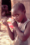 Mozambique / Moambique - Benguerra: child having sugar-cane for breakfast / criana a comer cana de aucar ao pequeno almoo - photo by F.Rigaud