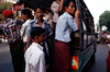 Myanmar - Yangon: overcrowded minibus - photo by W.Allgwer - Die Kleinbusse (Pickups) stellen die Nahverkehrsverbindungen zwischen den Drfern und Stdten sicher. In ihnen fahren die Hndler zum Markt und die Schulkinder zur Schule. Es gibt keine geregel