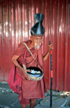 Myanmar - Yangon: ascetic monk begging - photo by W.Allgwer - Ein Eremit auf Almosengang in Yangon. Die Einsiedlermnche sind an ihrer Kopfbedeckung zu erkennen und sehr selten, und dann auch nur fr kurze Zeit; unter Menschen anzutreffen.