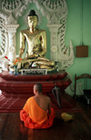Myanmar - Yangon: monk in meditation before a Buddha statue - religion - Buddhism - photo by W.Allgwer - Meditation (lat. meditatio = das Nachdenken ber oder lat. medius = die Mitte) ist eine Konzentrationsbung mit dem Zweck, einen vernderten Bew