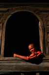 Myanmar - Bagan: novice monk - people - Asia - photo by W.Allgwer - Ein buddhistischer Novize ist ein Kind, Jugendlicher, der sich in der Ausbildung zu einem Mnch befindet. Die Benennung Novize impliziert etymologisch, dass es sich um eine Person handel