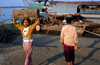 Myanmar - Mandalay: day labourer in the harbour - young woman carrying part of a log - photo by W.Allgwer - Eine junge Frau (eigentlich noch ein Mdchen) beim lschen der Ladung im Hafen von Mandalay. Vor allem die in die Stdte gezogene Landbevlkerung