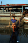 Myanmar - Mandalay: day labourer in the harbour - young woman carrying on an improvised bridge - photo by W.Allgwer - Eine junge Frau (eigentlich noch ein Mdchen) beim lschen der Ladung im Hafen von Mandalay. Vor allem die in die Stdte gezogene Landbe