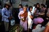 Myanmar - Yangon: nun shopping in the market - photo by W.Allgwer - Buddhistische Nonne kauft auf einem Markt in Yangon ein. Die groe Verehrung, die den buddhistischen Mnchen entgegen gebracht wird, gilt weniger der Person selbst als viel mehr dem Resp