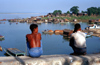 Myanmar - Mandalay: two Burmese men wait for some work in the harbour - photo by W.Allgwer - Zwei Tagelhner unterhalten sich, whrend sie auf Arbeit warten. Ein Tagelhner oder Tagelhner ist jemand, der keine feste Arbeitsstelle hat, sondern sich in de