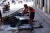 Myanmar - Mandalay: sewage maintenance works - photo by W.Allgwer - Die vllig veralteten und berforderten Abwasserkanle mssen regelmig gereinigt werden. Arbeiten mit extremer Geruchsbelstigung.