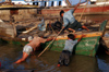 Myanmar - Mandalay: harbour workers - photo by W.Allgwer - Hafenarbeiter setzten mit vereinten Krften ein Schiff frei, da zu heftig angelegt hat.