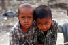 Myanmar - Mandalay: children of day labourers kill time - photo by W.Allgwer - Die Jungen vertreiben sich die Zeit, whrend ihre Eltern den Lebenunterhalt als Tagelhner im Hafen von Mandalay verdienen. In Myanmar sind 50% der Einwohner jnger als zwanzi